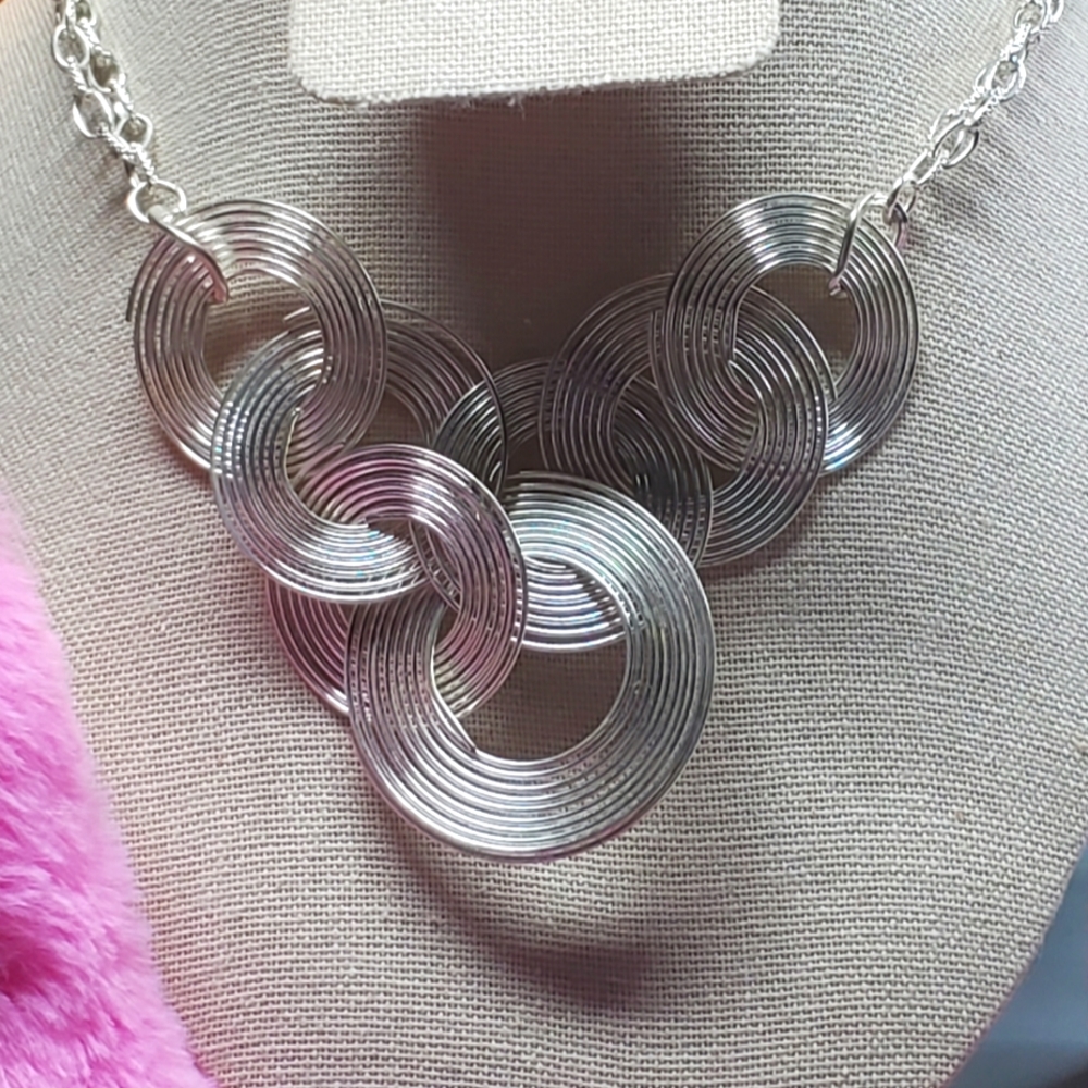 Beautiful 18" silvertone Statement Necklace NWT.